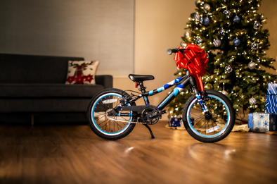 Guardian 16" Ethos Bike in front of a Christmas tree with a large red bow